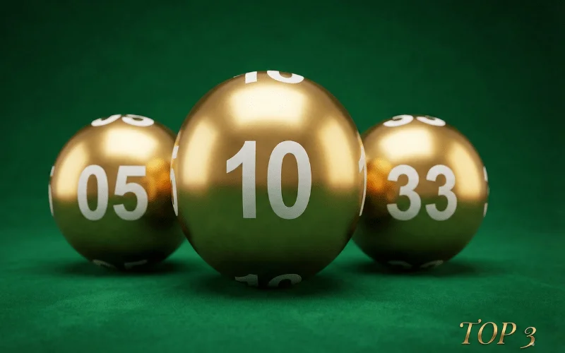 Tres bolas douradas da loteria mostrando os numeros 10, 05 e 33 como os mais sorteados