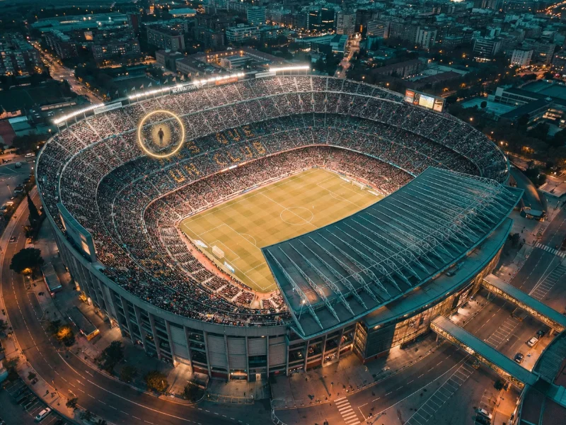 Vista aérea de estádio lotado com 50 mil pessoas e uma pessoa destacada com brilho dourado representando a chance de um em milhões